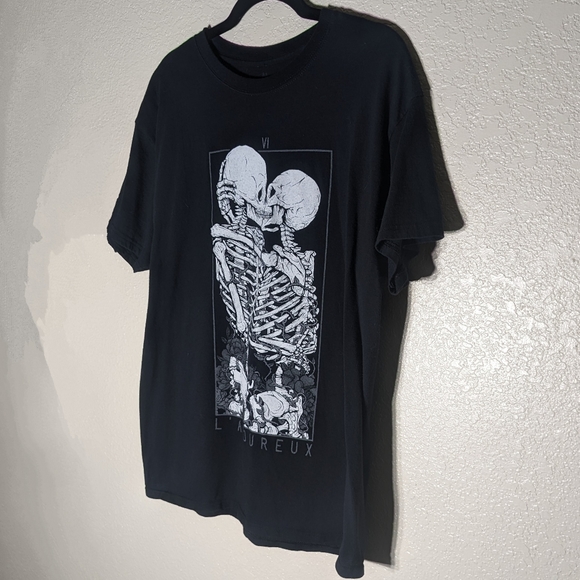 Skeleton love tee with rose vines in high contrast white grey and black - Picture 2 of 8